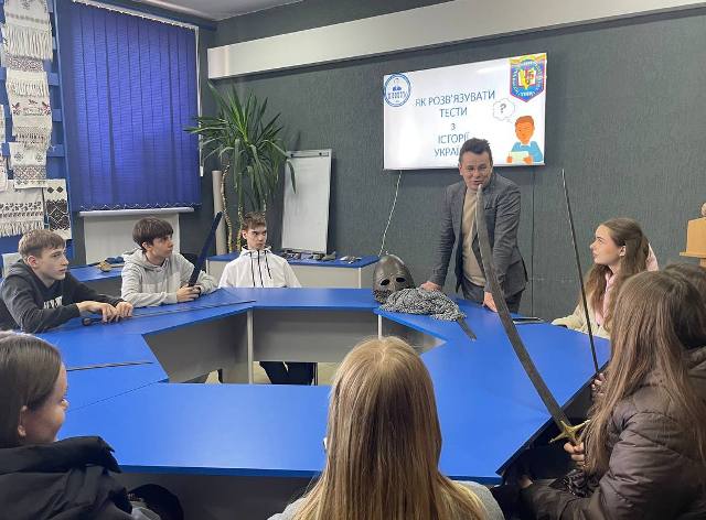 Кіцак В. М. в обговоренні з учнями історичних подій